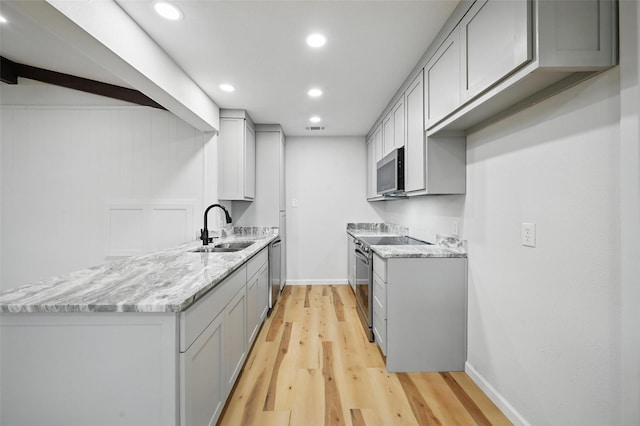 9813 Bancroft Dr, Benbrook, TX 76126 - kitchen featuring a sink, stainless steel appliances, gray cabinetry, light wood-type flooring, and recessed lighting
