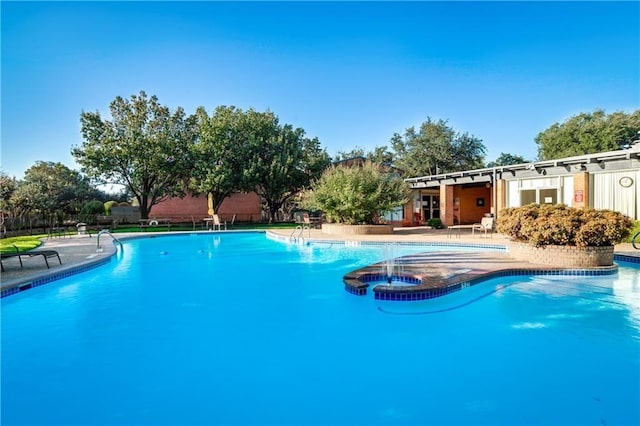 576 E Ave J Unit B, Grand Prairie, TX 75050 - community pool with a patio area