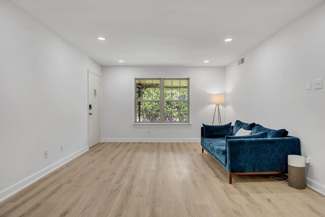 7718 Royal Ln Unit 214, Dallas, TX 75230 - sitting room featuring light wood-style floors, baseboards, and recessed lighting