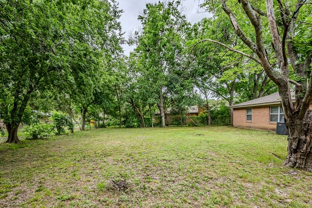5729 Wales Ave, Fort Worth, TX 76133 - view of yard featuring central AC unit