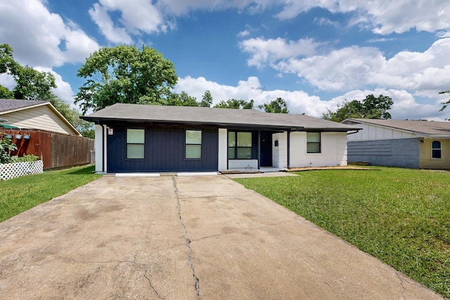 3558 La Prada Dr, Mesquite, TX 75150 - view of front of property featuring driveway and covered porch