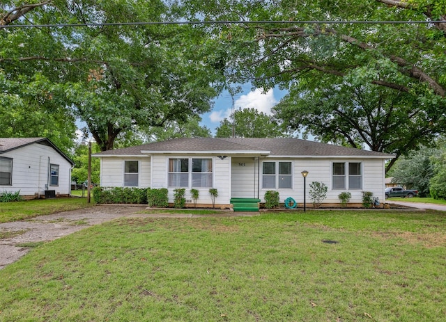 501 Lynch St, Gainesville, TX 76240 - single story home featuring a front yard and central AC unit