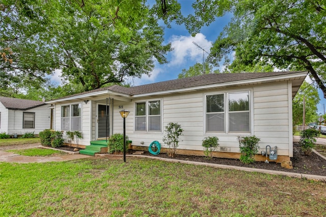 501 Lynch St, Gainesville, TX 76240 - single story home featuring a front lawn