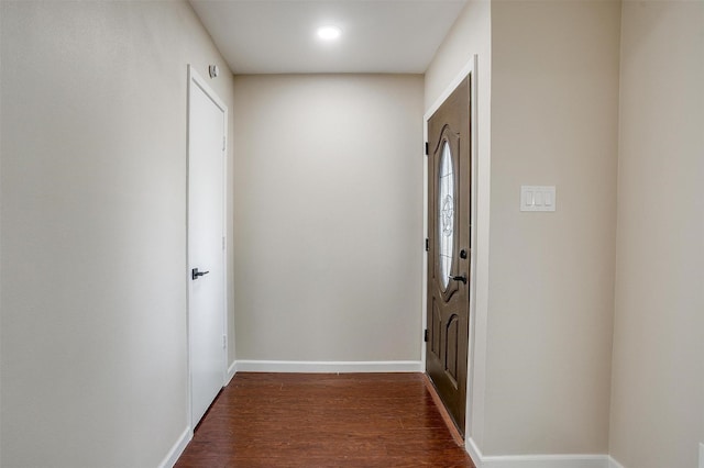 7013 Buttonwood Dr, Fort Worth, TX 76137 - foyer featuring dark wood-style floors, baseboards, and recessed lighting