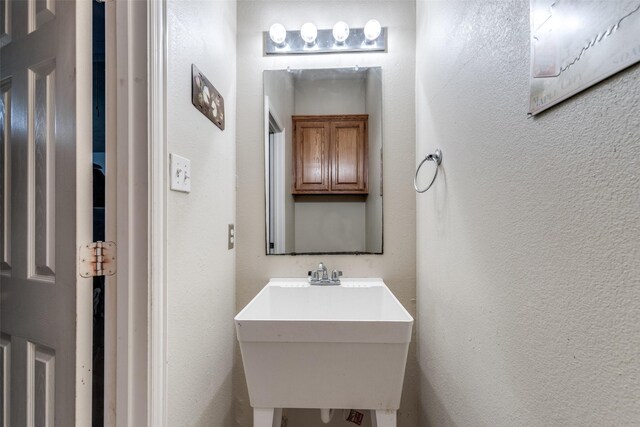 5891 Harmony Ranch Rd, Aubrey, TX 76227 - bathroom featuring a sink and a textured wall
