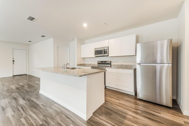 467 Bobbie St, Mabank, TX 75147 - kitchen with appliances with stainless steel finishes, a sink, a kitchen island with sink, white cabinets, and recessed lighting