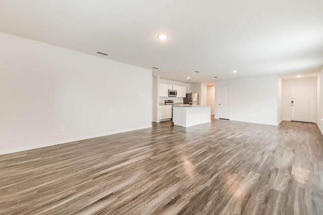 467 Bobbie St, Mabank, TX 75147 - unfurnished living room featuring recessed lighting, wood finished floors, and baseboards
