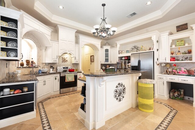 624 Horseshoe Bnd, Royse City, TX 75189 - kitchen with open shelves, stainless steel appliances, a sink, a tray ceiling, and a chandelier