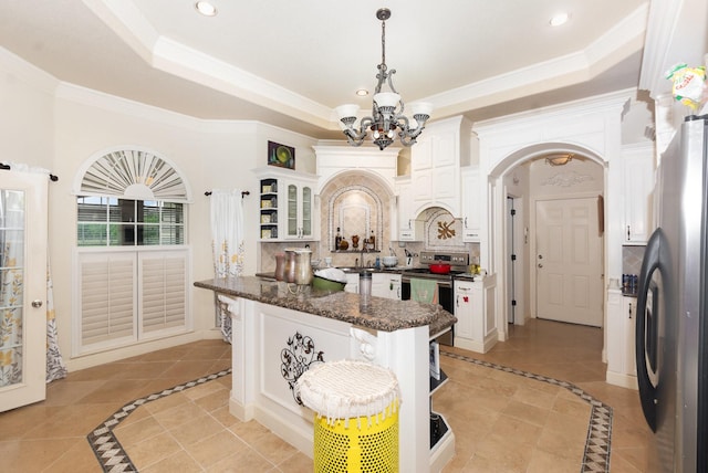 624 Horseshoe Bnd, Royse City, TX 75189 - kitchen featuring appliances with stainless steel finishes, inlaid floor details, a chandelier, a raised ceiling, and arched walkways