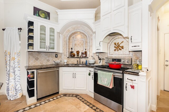 624 Horseshoe Bnd, Royse City, TX 75189 - kitchen with appliances with stainless steel finishes, a sink, white cabinets, backsplash, and glass insert cabinets