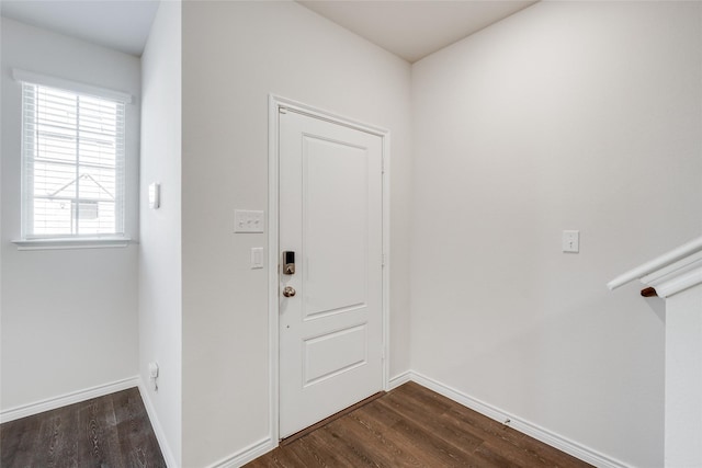 2112 Steer Creek Pl, Mesquite, TX 75149 - entryway featuring dark wood-style floors and baseboards