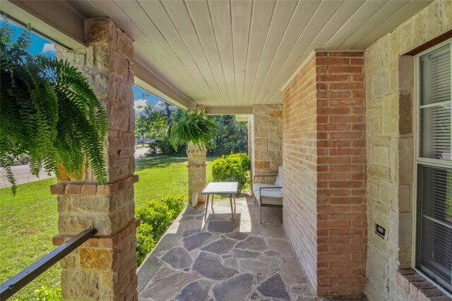 821 Columbia St, Beverly Hills, TX 76711 - view of covered porch