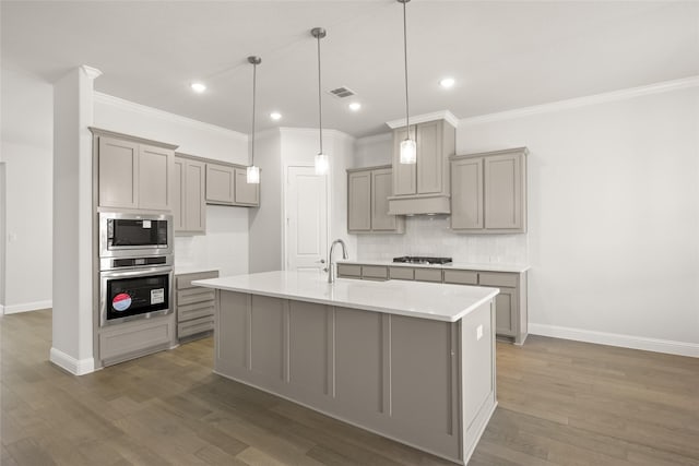 6013 Valley View Dr, Joshua, TX 76058 - kitchen with stainless steel appliances, gray cabinets, crown molding, decorative backsplash, and baseboards