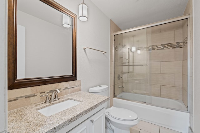 3154 Abbey Rd, Carrollton, TX 75007 - full bath with vanity, toilet, bath / shower combo with glass door, and decorative backsplash