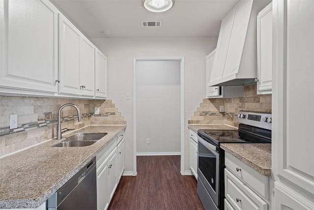 3154 Abbey Rd, Carrollton, TX 75007 - kitchen with appliances with stainless steel finishes, a sink, dark wood-style floors, baseboards, and decorative backsplash