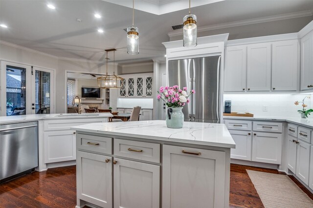 5932 Royal Palm Dr, Plano, TX 75093 - kitchen with appliances with stainless steel finishes, a sink, ornamental molding, dark wood-style flooring, and white cabinets