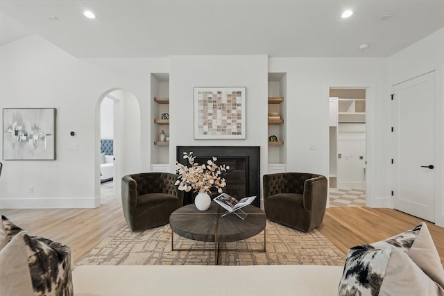 6607 Kenwell St, Dallas, TX 75209 - living area with arched walkways, light wood-style flooring, built in features, recessed lighting, and baseboards