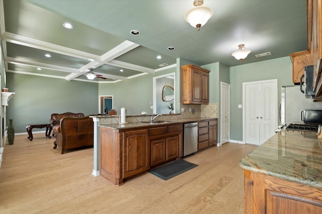 208 Burtonwood Cir, Ovilla, TX 75154 - kitchen featuring appliances with stainless steel finishes, light wood-style floors, ceiling fan, tasteful backsplash, and baseboards