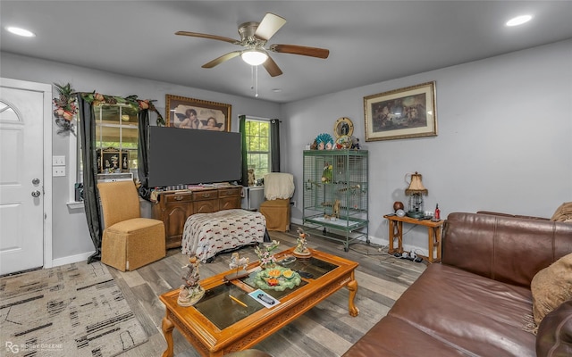 371 Lakeview Dr, Doyline, LA 71023 - living room featuring a ceiling fan, wood finished floors, baseboards, and recessed lighting