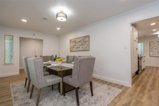 3420 Hampshire Dr, Arlington, TX 76013 - dining space featuring light wood finished floors, crown molding, baseboards, and recessed lighting