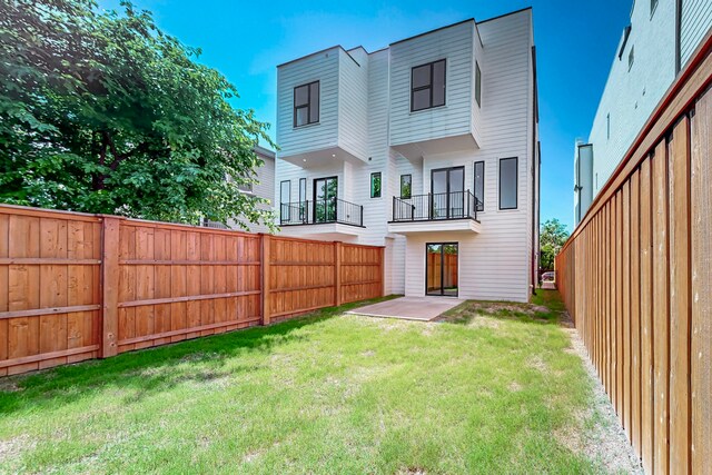 1021 Mobile St, Dallas, TX 75208 - rear view of property featuring a balcony