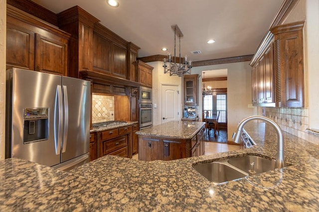 1235 Meredith Creek Ln, Fort Worth, TX 76179 - kitchen featuring stainless steel appliances, a sink, a chandelier, backsplash, and dark stone countertops