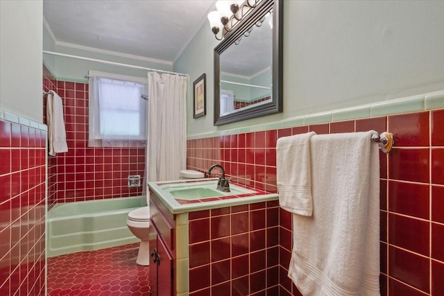 3808 Huaco Ln, Waco, TX 76710 - bathroom featuring tile walls, toilet, vanity, crown molding, and shower / bathtub combination with curtain