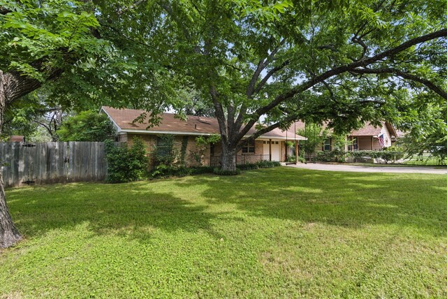805 S Rusk St, Weatherford, TX 76086 - view of yard featuring driveway and an attached garage