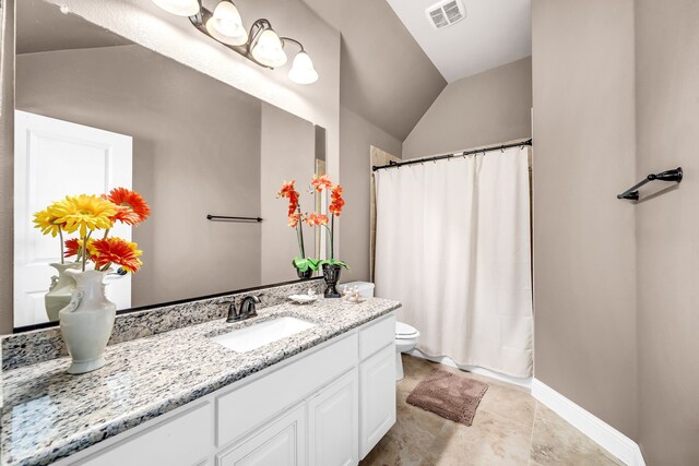7363 Calla Lilly Ln, Frisco, TX 75034 - full bath featuring toilet, vanity, vaulted ceiling, and a shower with shower curtain