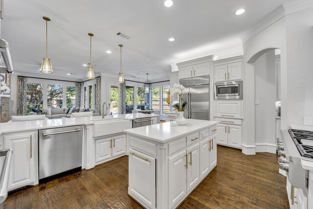 7209 Braemar Ter, Colleyville, TX 76034 - kitchen with built in appliances, a sink, a kitchen island, recessed lighting, and light countertops