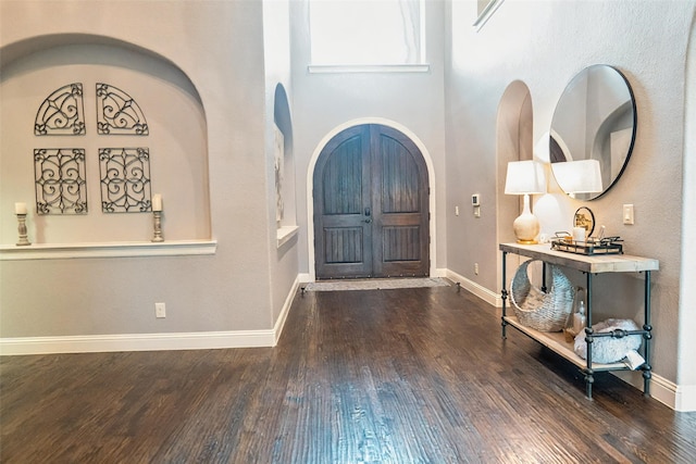 8051 Harliquin Ct, Frisco, TX 75035 - foyer entrance featuring wood finished floors, arched walkways, and baseboards