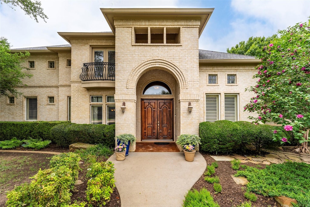 3710 Dustin Trl, Dalworthington Gardens, TX 76016 - doorway to property featuring brick siding and a balcony