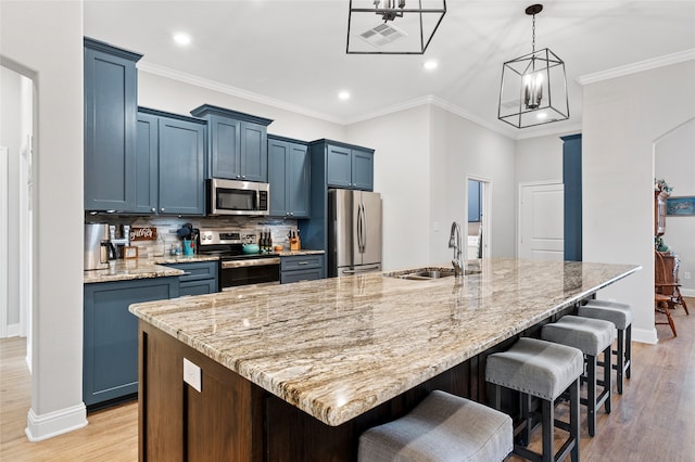 386 Frederick Dr, Robinson, TX 76706 - kitchen featuring stainless steel appliances, a sink, a kitchen bar, a kitchen island with sink, and recessed lighting