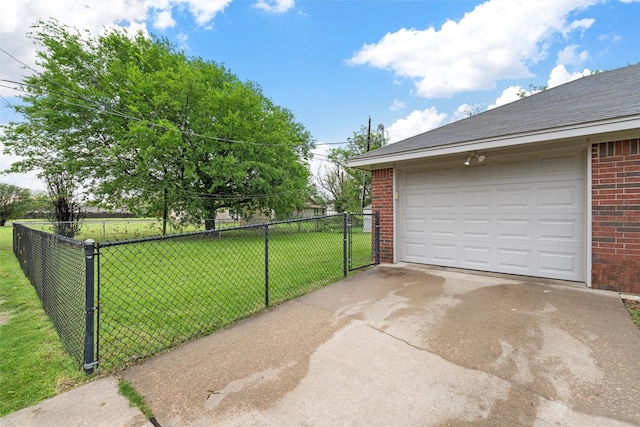 600 Calumet St, Waco, TX 76704 - detached garage featuring driveway