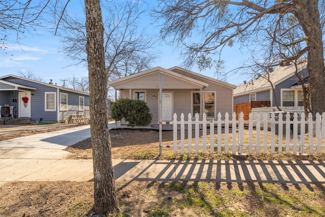 717 W Boyce Ave, Fort Worth, TX 76115 - view of front facade featuring covered porch and a fenced front yard