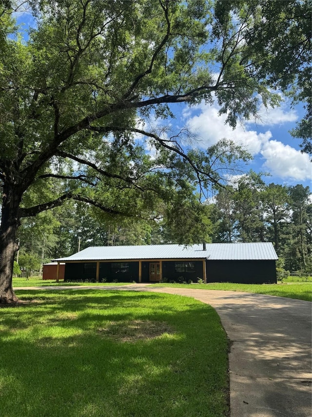 440 Mohican Ln, Shreveport, LA 71106 - single story home featuring a front yard and metal roof