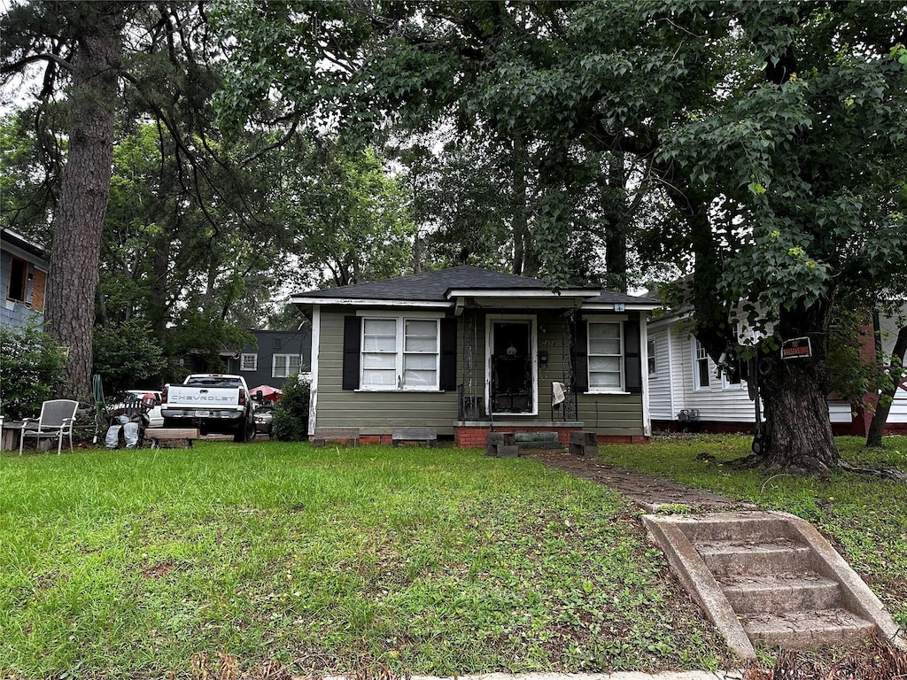 2624 Creswell Ave, Shreveport, LA 71104 - view of front of house featuring a front lawn