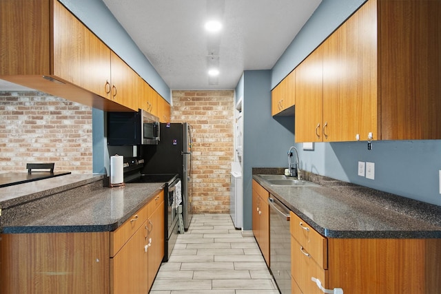31 W Townhouse Ln Unit 20, Grand Prairie, TX 75052 - kitchen featuring appliances with stainless steel finishes, a sink, dark countertops, wood tiled floors, and brown cabinetry