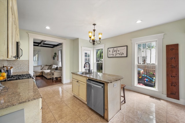 100 Corsicana St, Hillsboro, TX 76645 - kitchen with stainless steel appliances, a sink, a chandelier, recessed lighting, and a breakfast bar
