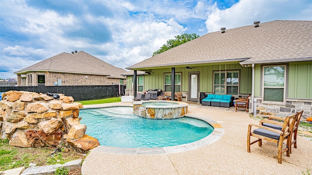 9000 Parkview Cir, Tolar, TX 76476 - view of swimming pool featuring an outdoor hangout area, a pool with connected hot tub, ceiling fan, and a patio area