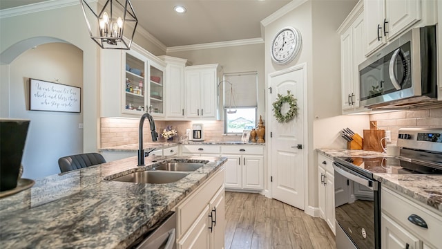 9000 Parkview Cir, Tolar, TX 76476 - kitchen featuring stainless steel appliances, a sink, ornamental molding, recessed lighting, and light wood-style floors