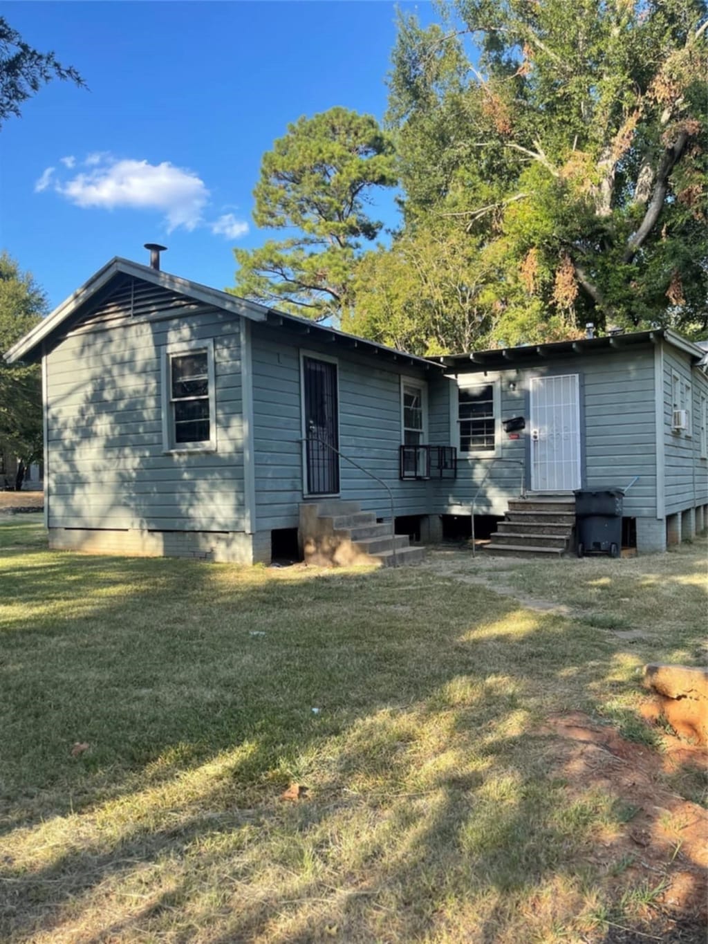 3551 W College St, Shreveport, LA 71109 - back of house with entry steps and a yard