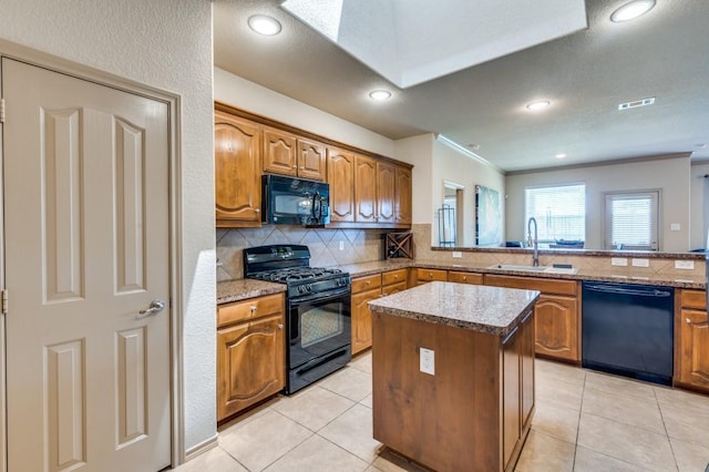 6620 Friendsway Dr, Fort Worth, TX 76137 - kitchen featuring black appliances, a sink, decorative backsplash, a kitchen island, and brown cabinetry