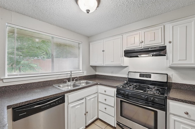 815 Quail Ter, Mansfield, TX 76063 - kitchen featuring stainless steel appliances, under cabinet range hood, a sink, dark countertops, and a textured ceiling