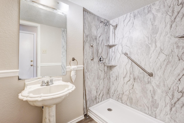 1019 W Lovers Ln W, Arlington, TX 76013 - full bathroom featuring a shower stall and a textured ceiling