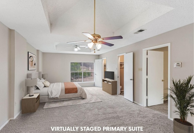 1019 W Lovers Ln W, Arlington, TX 76013 - bedroom with carpet, a textured ceiling, a walk in closet, and a ceiling fan