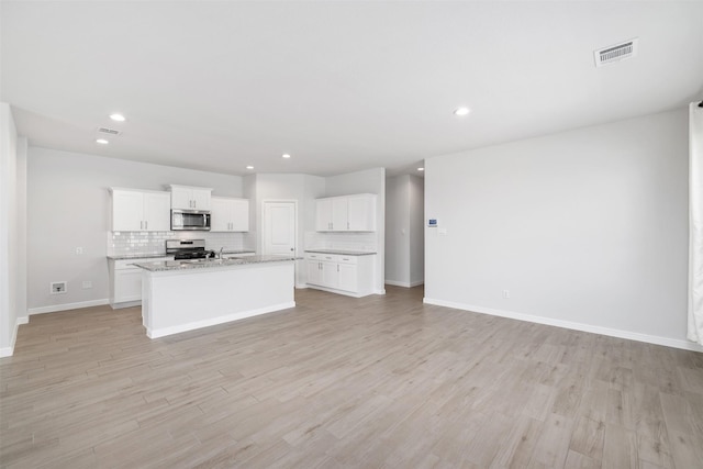 9653 Alderleaf Trl, Fort Worth, TX 76036 - kitchen featuring stainless steel appliances, tasteful backsplash, open floor plan, light wood-style flooring, and recessed lighting