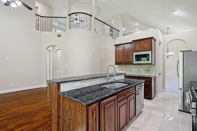 205 Hogue Ln, Wylie, TX 75098 - kitchen with stainless steel appliances, a sink, ceiling fan, baseboards, and recessed lighting