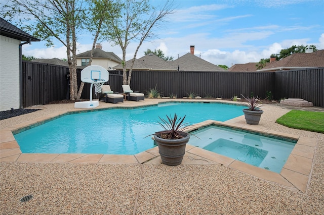 3908 Sagamore Hill Ct, Plano, TX 75025 - view of pool featuring an in-ground hot tub and a fenced backyard