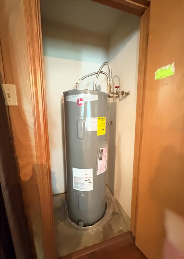 5632 Taylor Rd, River Oaks, TX 76114 - utilities featuring electric water heater